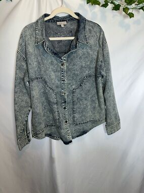 SAGE + FIG Light Acid Wash Denim Shacket - Blue